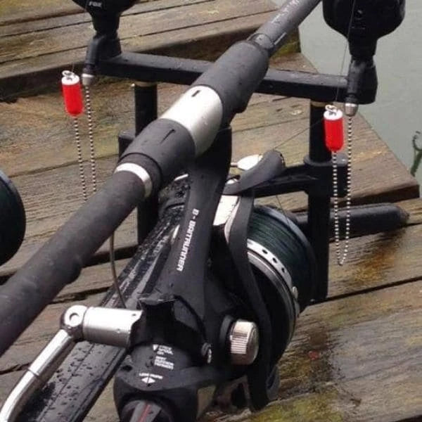 Gros plan sur porte-moulinet DPS et moulinet baitrunner monté sur canne à carpe avec rod-pod