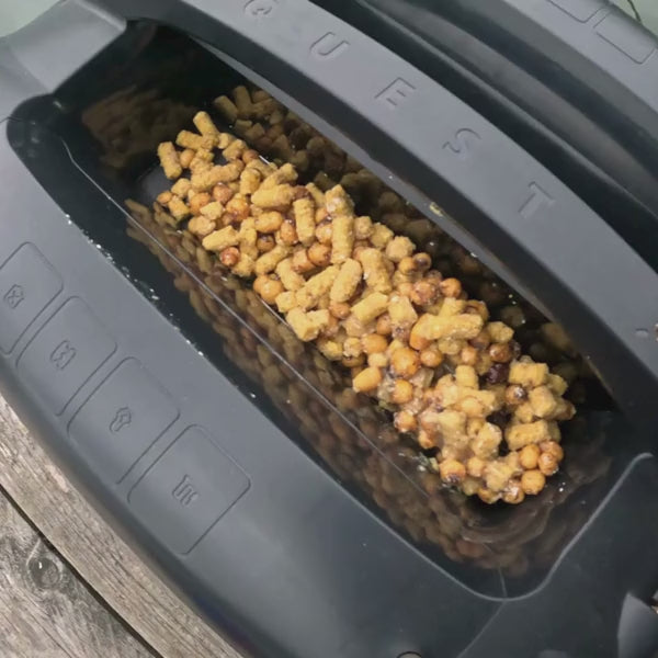 Mise en place de l'amorçage avec du babycorn dans la trémie de gauche du Deeper Quest