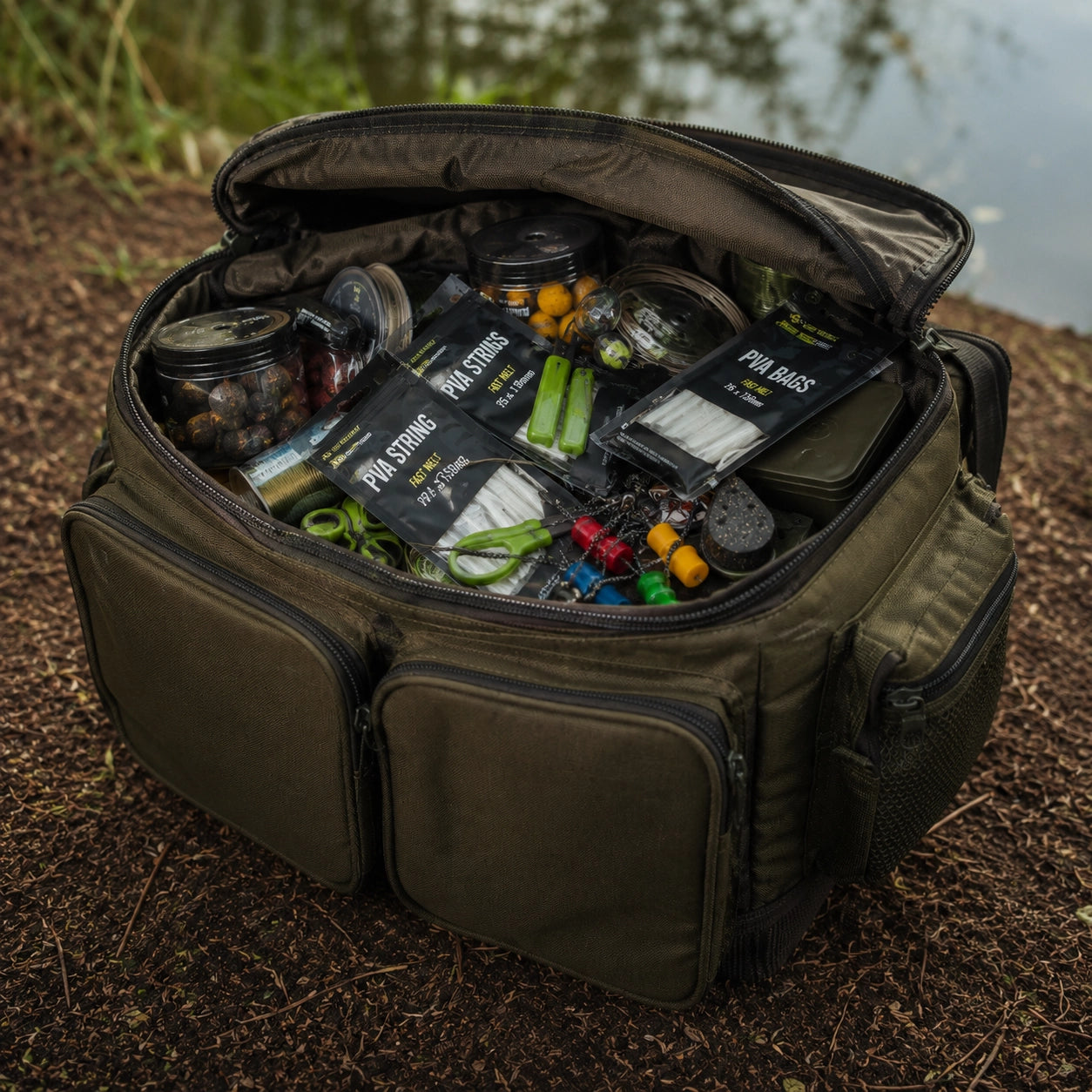 Produits PVA rangés au sec dans un sac de transport au bord de l'eau