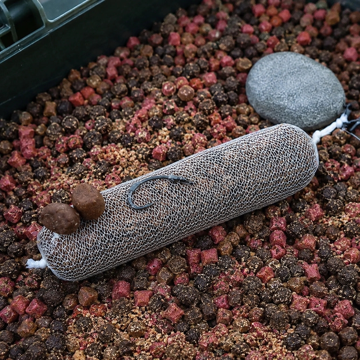 Stick de filet PVA hameçonné avec un lest posé sur des pellets