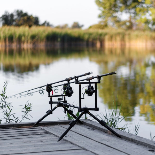 Cannes à carpe sur rod pod au bord d'un plan d'eau de 2ème catégorie