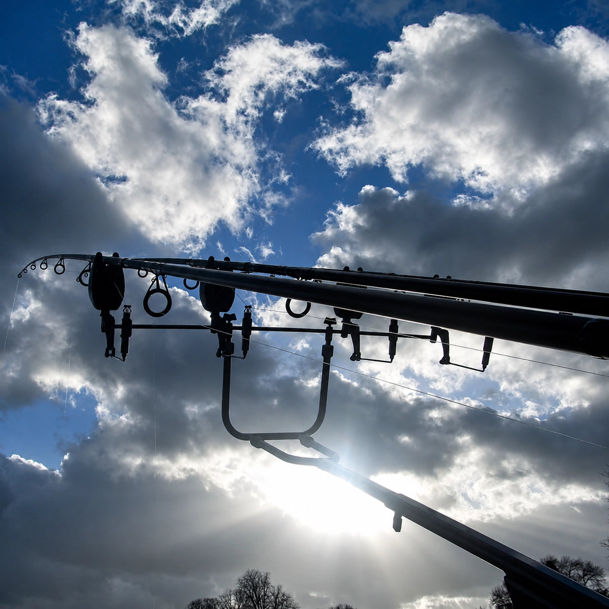 Buzz bar et têtes de détecteurs d'un rod pod en contre-jour sous un ciel nuageux