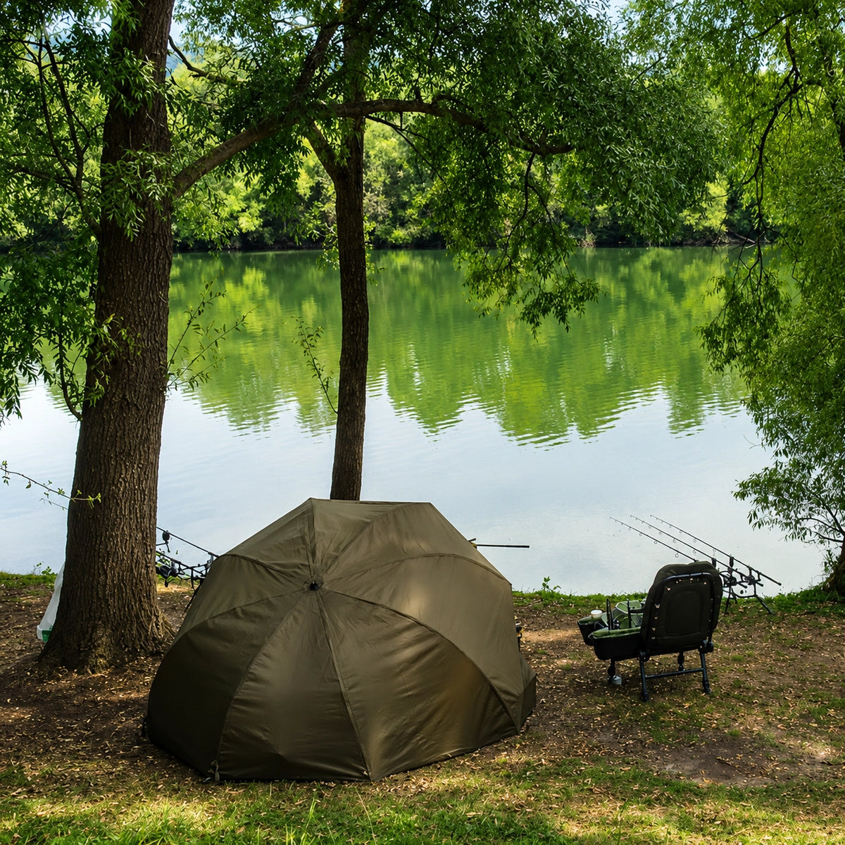 Parapluie et level chair installés sur une berge accessible, critère de sécurité pour une nuit au bord de l'eau