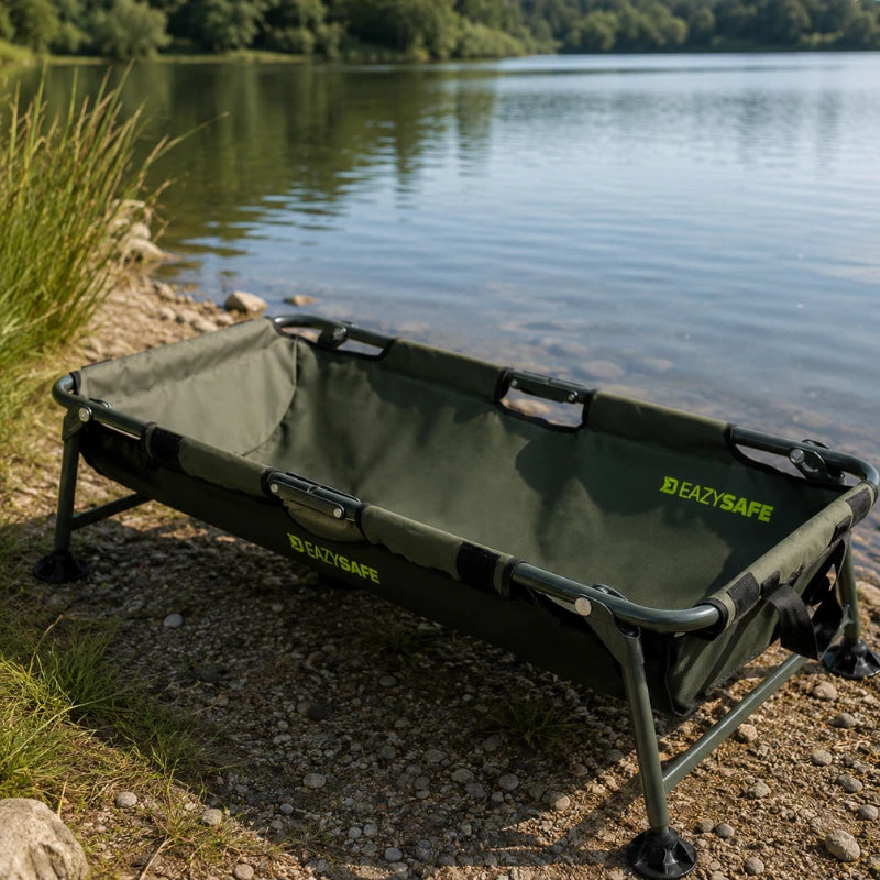 Tapis de réception cradle EazySafe à berges hautes posé au bord de l'eau, équipement de manipulation pour carpe koï