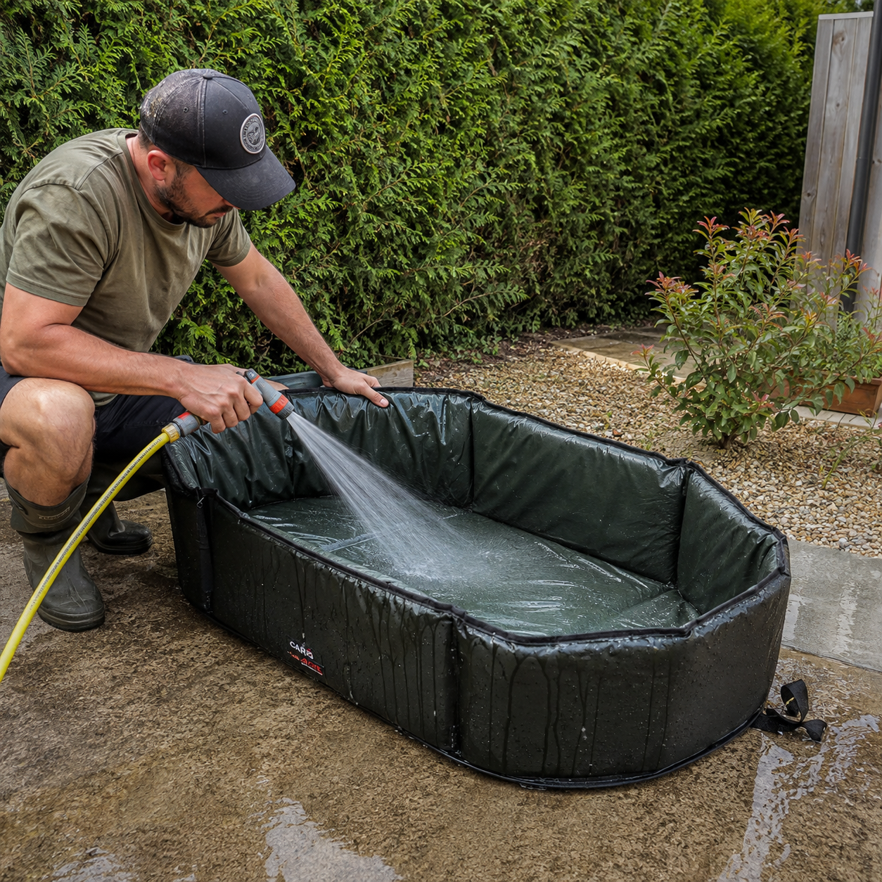 Nettoyage d'une bassine de réception au jet d'eau claire après une session