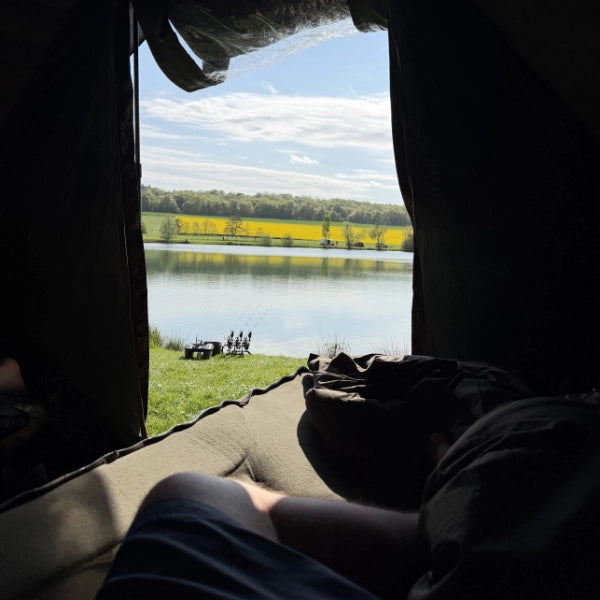 Vue depuis un biwy sur les cannes posées au bord d'un étang en condition réelle de test