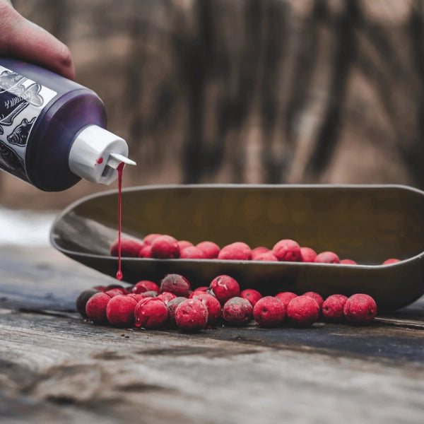 Trempage de bouillettes dans un dip rouge, additif attractif pour la pêche à la carpe