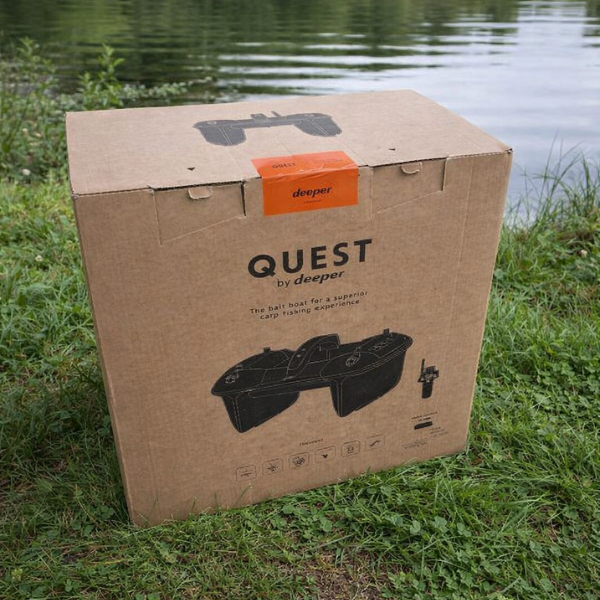 Carton d'emballage du Deeper Quest by Deeper au bord de l'eau