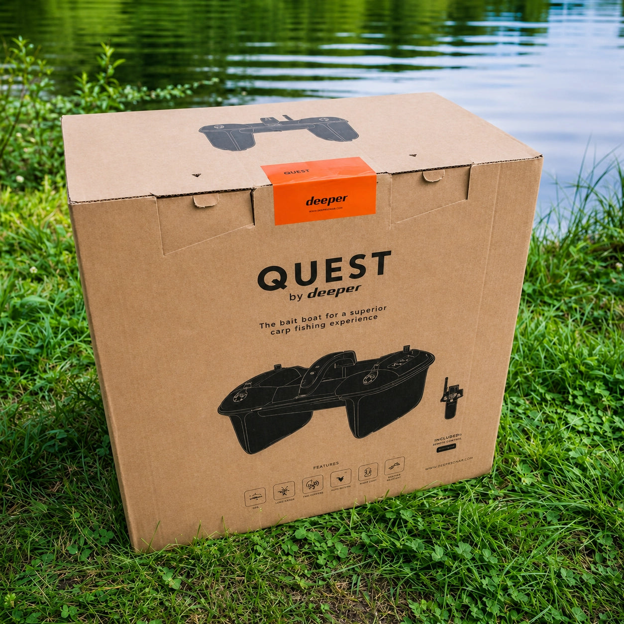 Carton d'emballage du Deeper Quest by Deeper au bord de l'eau