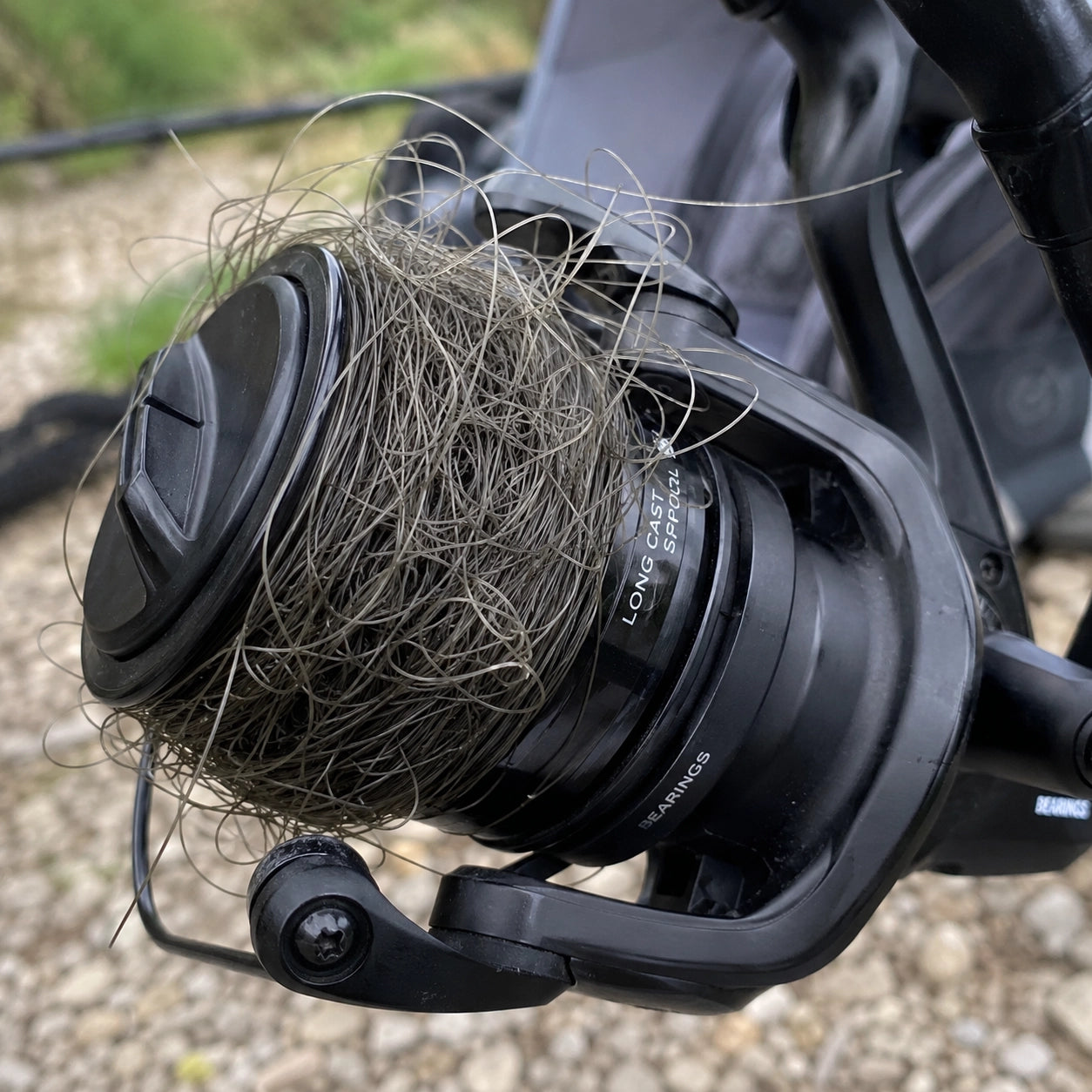 Fil de pêche vrillé formant une perruque emmêlée sur la bobine d'un moulinet